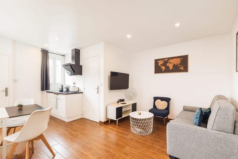 Communal lounge/ TV room, TV and multimedia, Kitchen or kitchenette, Living room, Seating area, Dining area