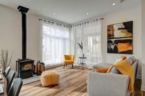 Seating area, fireplace