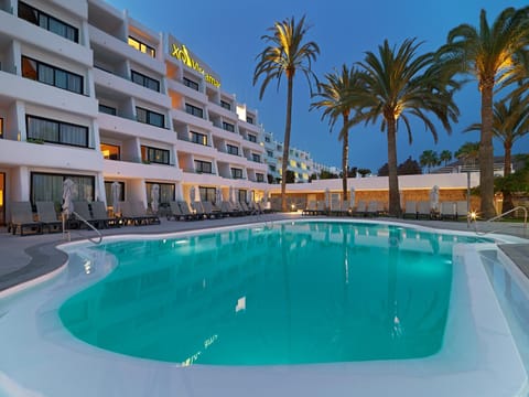 Property building, Night, Pool view, Swimming pool, sunbed