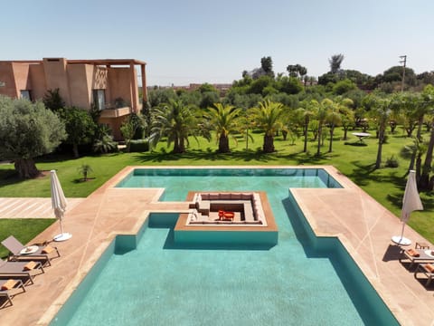 Property building, Garden, Garden view, Swimming pool, Swimming pool, sunbed