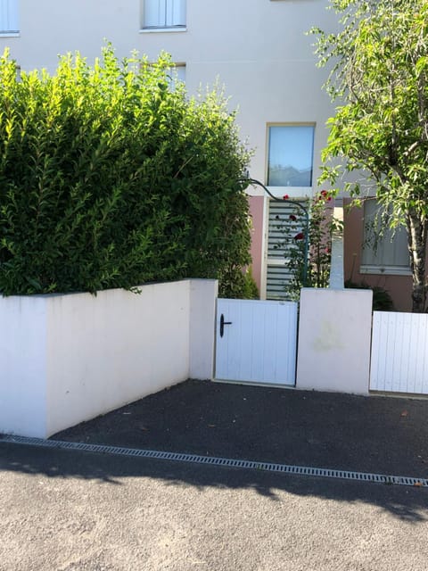 Appartement en duplex avec parking et jardinet Apartment in Bourges