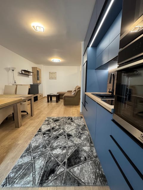 TV and multimedia, Kitchen or kitchenette, Dining area, oven, stove