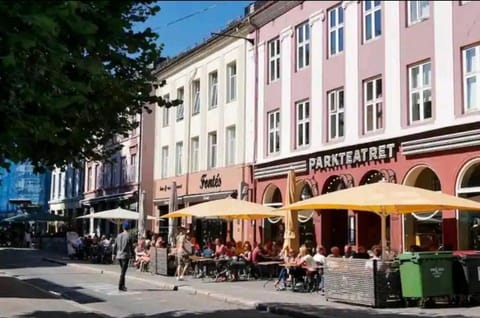 Restaurant/places to eat, Neighbourhood, Food and drinks, Food
