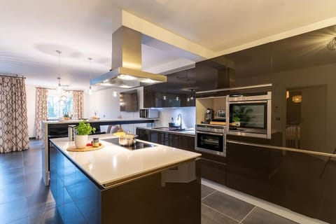 Kitchen or kitchenette, dishwasher, minibar, oven, stove, toaster