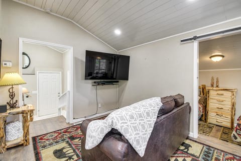 Cozy Cottage with Pool Btwn Knoxville and Pigeon Forge House in Sevier County