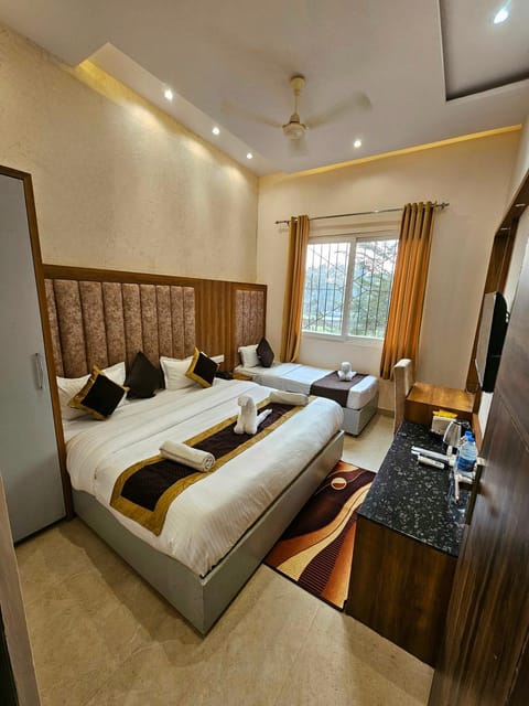 Bed, TV and multimedia, Photo of the whole room, Bedroom, hair dresser