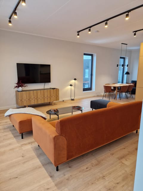 TV and multimedia, Living room, Seating area, Evening entertainment