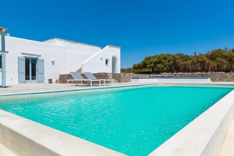Property building, Balcony/Terrace, Swimming pool, sunbed