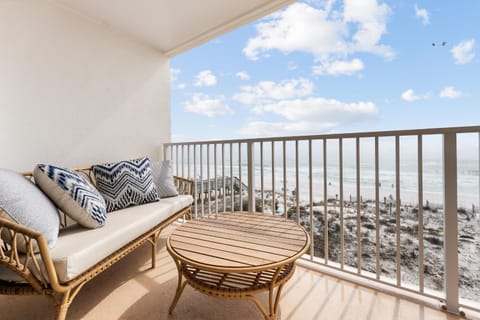 Day, Natural landscape, Balcony/Terrace, Seating area, Sea view