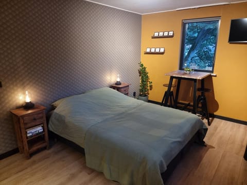Photo of the whole room, Bedroom