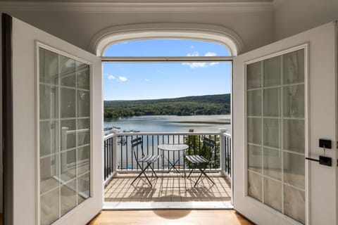 Day, View (from property/room), Balcony/Terrace, Bedroom, Lake view, Mountain view