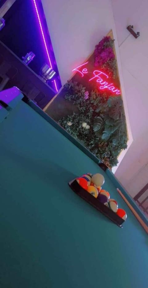Billiard, Game Room