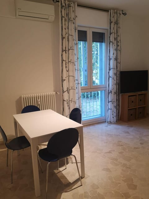 TV and multimedia, Living room, Dining area, air conditioner