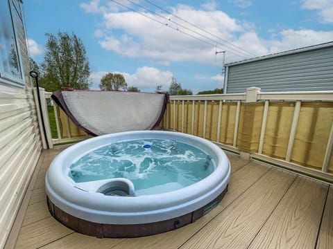 CaravanSleeps8-HotTub-FirePlace-Garden-Patio House in Tattershall