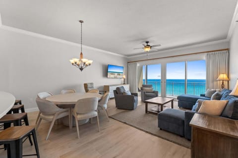 TV and multimedia, Balcony/Terrace, Living room, Decorative detail, Seating area, Dining area, Sea view