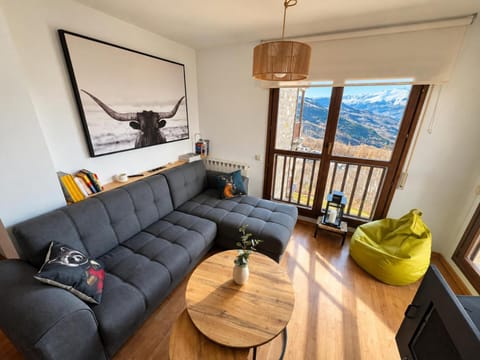 Living room, Mountain view, fireplace