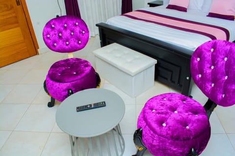 Photo of the whole room, Seating area, Bedroom