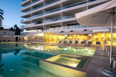 Property building, Hot Tub, Pool view, Swimming pool, sunbed