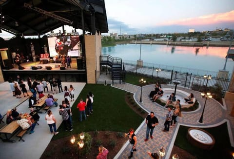 Nearby landmark, Restaurant/places to eat, Day, Night, Evening entertainment, Lake view, Location