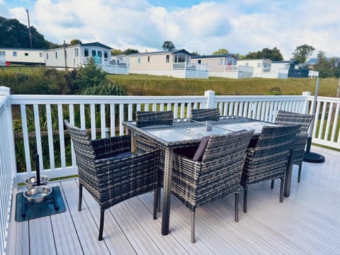 Modern two bedroom caravan with sofabed Sleeps 6 House in England