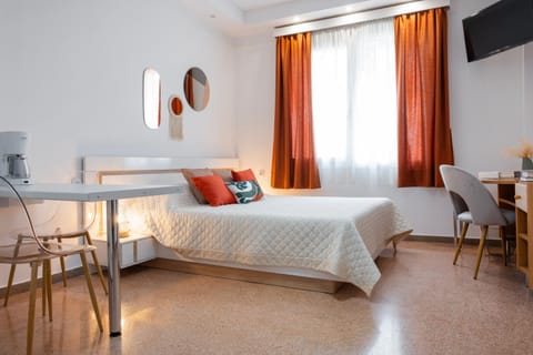 Bed, TV and multimedia, Coffee/tea facilities, Photo of the whole room, Dining area, Bedroom