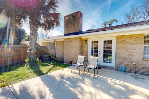Poolside Bliss! Christian Pass Family Home with Yard House in Long Beach
