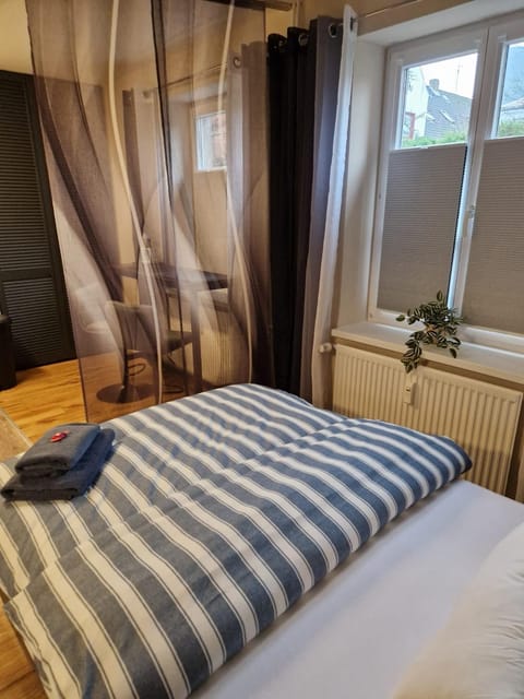 Photo of the whole room, Bedroom, internet