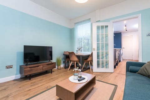 Communal lounge/ TV room, TV and multimedia, Living room, Seating area, Evening entertainment