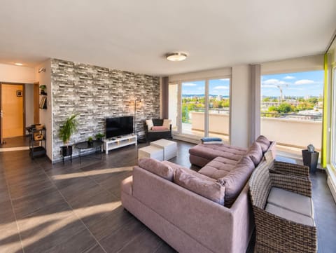 Communal lounge/ TV room, TV and multimedia, Living room, Evening entertainment