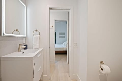 Bathroom, Bedroom, towels