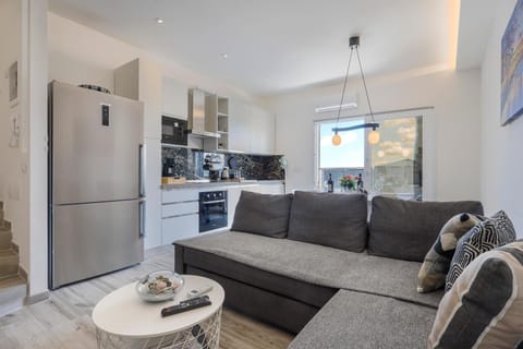 Coffee/tea facilities, Kitchen or kitchenette, Living room, Seating area, Dining area, dishwasher, oven, stove