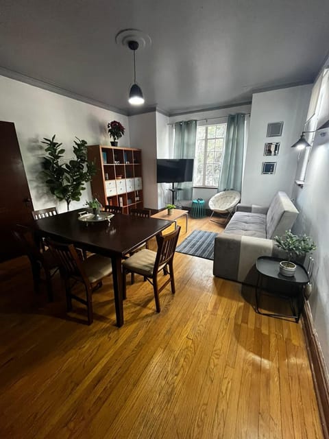 Photo of the whole room, Seating area