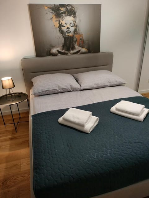 Bed, Photo of the whole room, Bedroom, towels