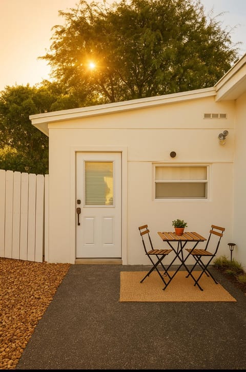 Modern Home - Termpurpedic Queen bed, Laundry, Free Parkging, EV Tesla Villa in Hollywood