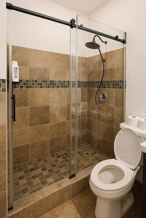 Modern Home - Termpurpedic Queen bed, Laundry, Free Parkging, EV Tesla Villa in Hollywood