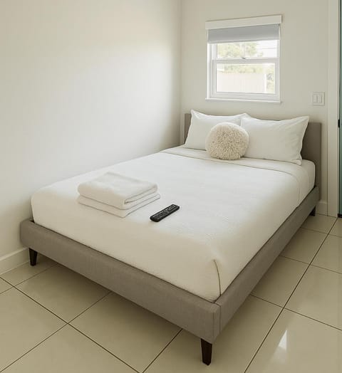 Modern Home - Termpurpedic Queen bed, Laundry, Free Parkging, EV Tesla Villa in Hollywood
