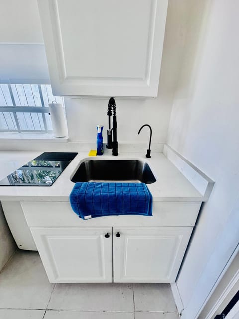 Modern Home - Termpurpedic Queen bed, Laundry, Free Parkging, EV Tesla Villa in Hollywood