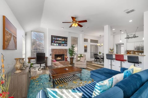 TV and multimedia, Kitchen or kitchenette, Living room, Seating area, Dining area, fireplace