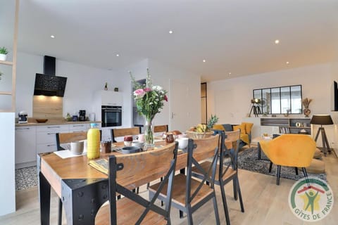Kitchen or kitchenette, Living room, Dining area