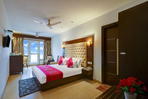 Bed, TV and multimedia, Photo of the whole room, Bedroom, towels, wardrobe