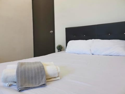 Bed, towels