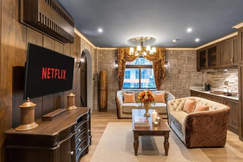 Property building, Communal lounge/ TV room, TV and multimedia, Kitchen or kitchenette, Living room, Seating area, Evening entertainment