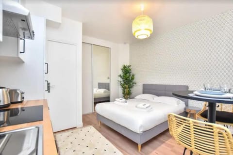 Bed, Kitchen or kitchenette, Seating area, Dining area