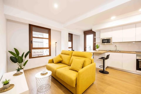 Kitchen or kitchenette, Living room, Seating area, Dining area, minibar, pet friendly