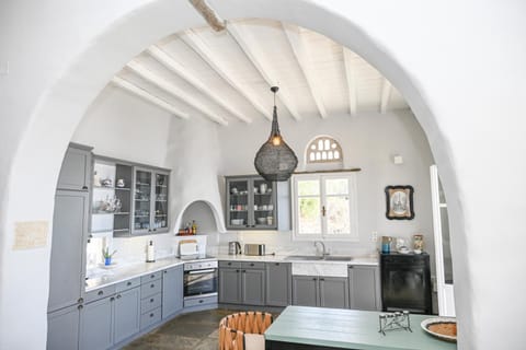 Kitchen or kitchenette, Dining area, dishwasher, stove