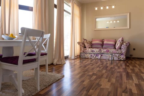 Bed, Living room, Photo of the whole room, Seating area, Dining area, Bedroom