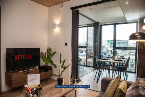 Communal lounge/ TV room, TV and multimedia, Living room, Seating area, Dining area, Evening entertainment