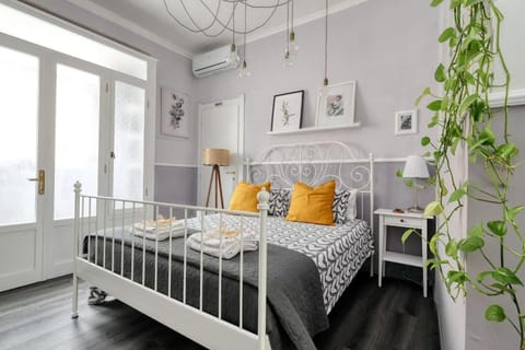 Bed, Photo of the whole room, Bedroom, air conditioner