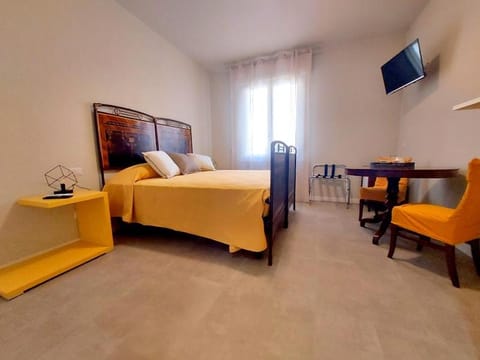 Bed, Property logo or sign, TV and multimedia, Photo of the whole room, Bedroom, hair dryier, heating, internet, soundproof, towels