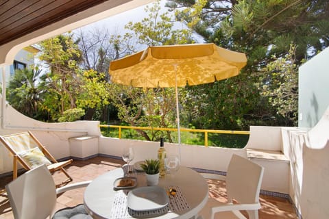 Property building, Balcony/Terrace, Living room